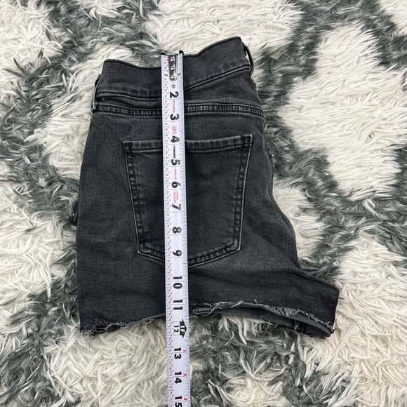 Old Navy Women’s Black Mid-Rise Boyfriend Jean Shorts Size 8 - Picture 8 of 8